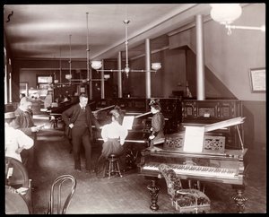 Salon wystawowy New England Piano Co., 1895 (srebrny odbitka żelatynowa)